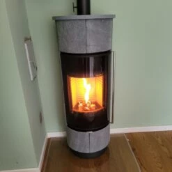 Atika Serpentino Extra Kaminofen 7kW -Besten Kamin Laden atika serpentino extra kaminofen speicherofen kundenbild3 1280x1280