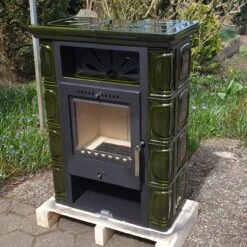 Borgholm Top Olivgrün Kachel Kaminofen 7kW -Besten Kamin Laden borgholm top gruen kaminofen web16 1280x1280