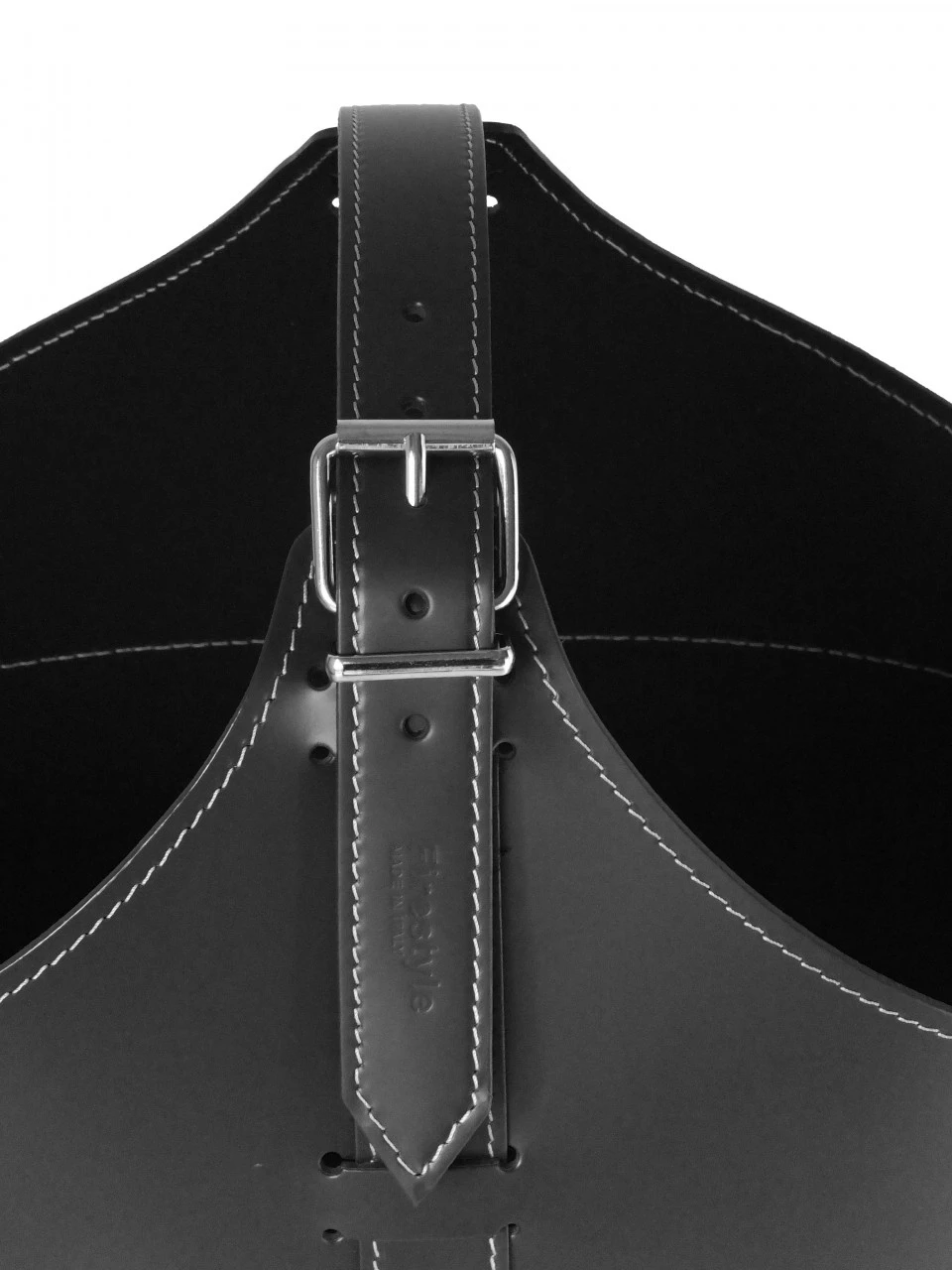 Designer Holzkorb Fabia Schwarz Aus Regeneriertem Leder Mit Rollen 6 Designer Holzkorb Fabia Schwarz Aus Regeneriertem Leder Mit Rollen – Bild 4