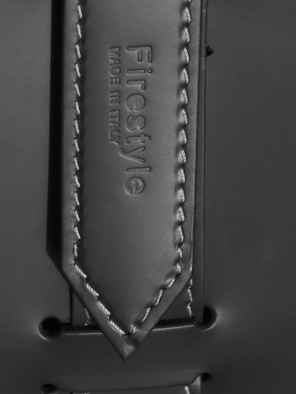 Designer Holzkorb Fabia Schwarz Aus Regeneriertem Leder Mit Rollen 7 Designer Holzkorb Fabia Schwarz Aus Regeneriertem Leder Mit Rollen – Bild 5