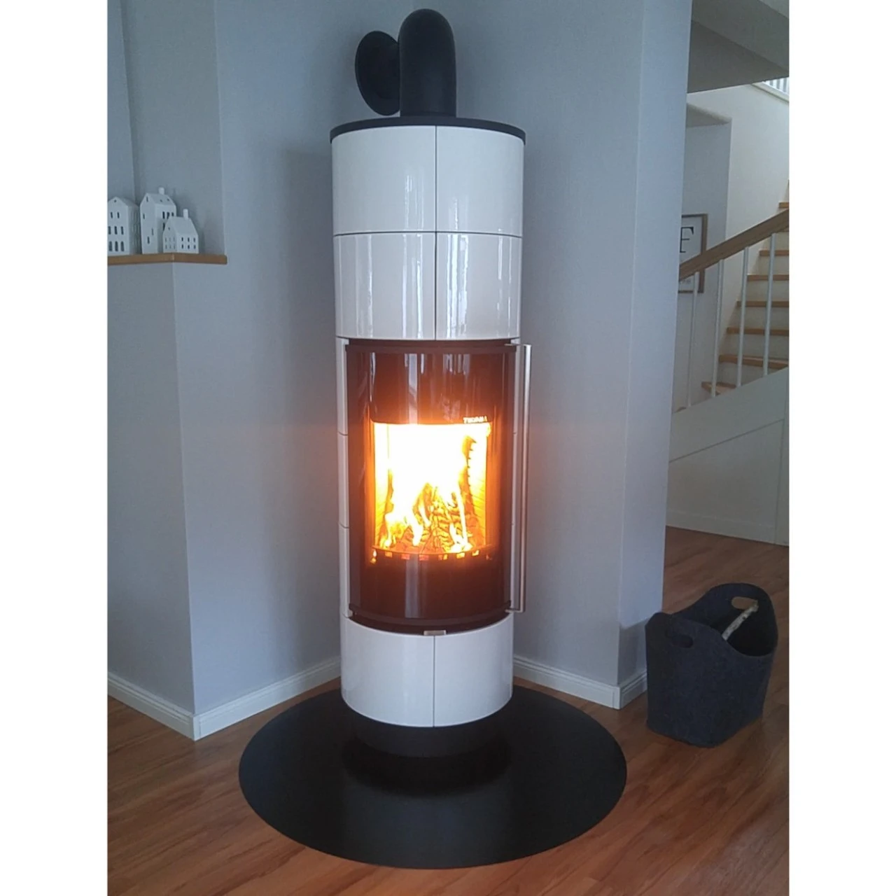 Delia Extra Speicher-Kaminofen Mit Weißen Kacheln 7kW 4 Delia Extra Speicher-Kaminofen Mit Weißen Kacheln 7kW – Bild 2